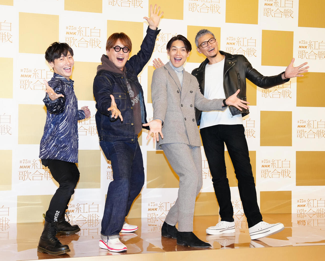 記念撮影に納まる純烈。左から後上翔太、酒井一圭、白川裕二郎、岩永洋昭（撮影・鈴木みどり）