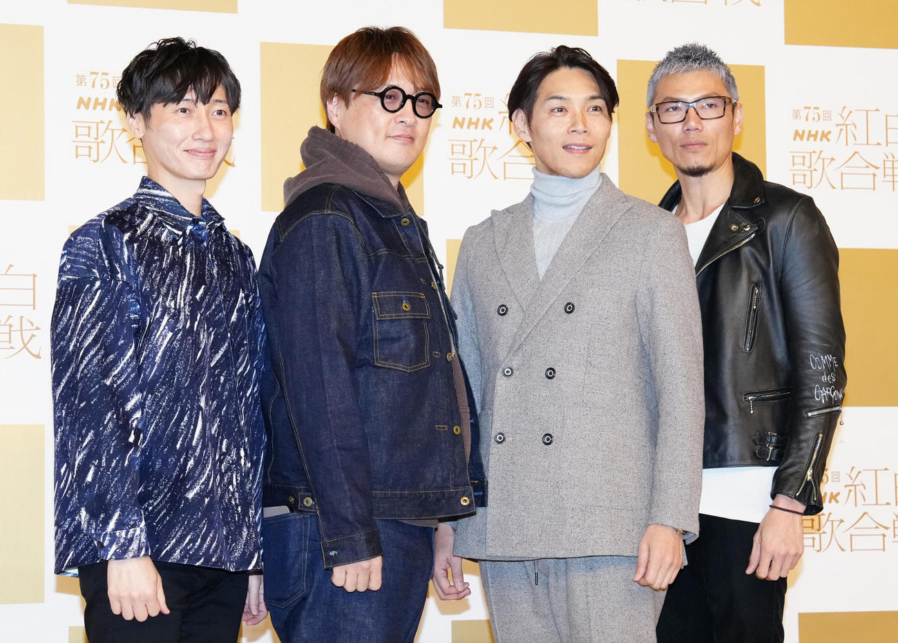 記念撮影に納まる純烈。左から後上翔太、酒井一圭、白川裕二郎、岩永洋昭（撮影・鈴木みどり）