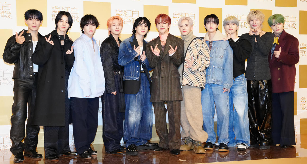 記念撮影に納まるJO1。左から與那城奨、佐藤景瑚、大平祥生、川尻蓮、豆原一成、河野純喜、川西拓実、白岩瑠姫、木全翔也、金城碧海、鶴房汐恩（撮影・鈴木みどり）