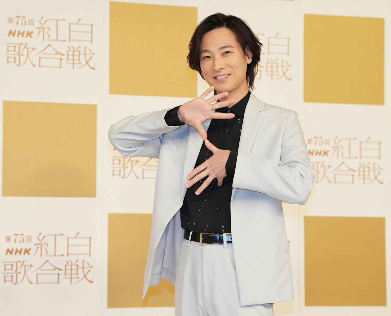 記念撮影に納まる山内惠介（撮影・鈴木みどり）