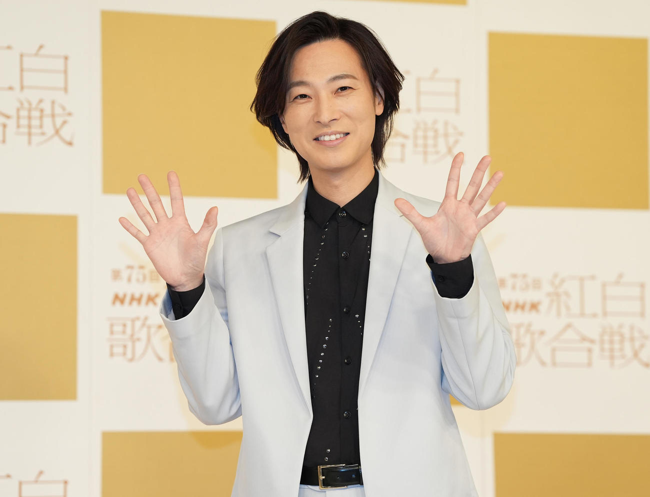 記念撮影に納まる山内惠介（撮影・鈴木みどり）