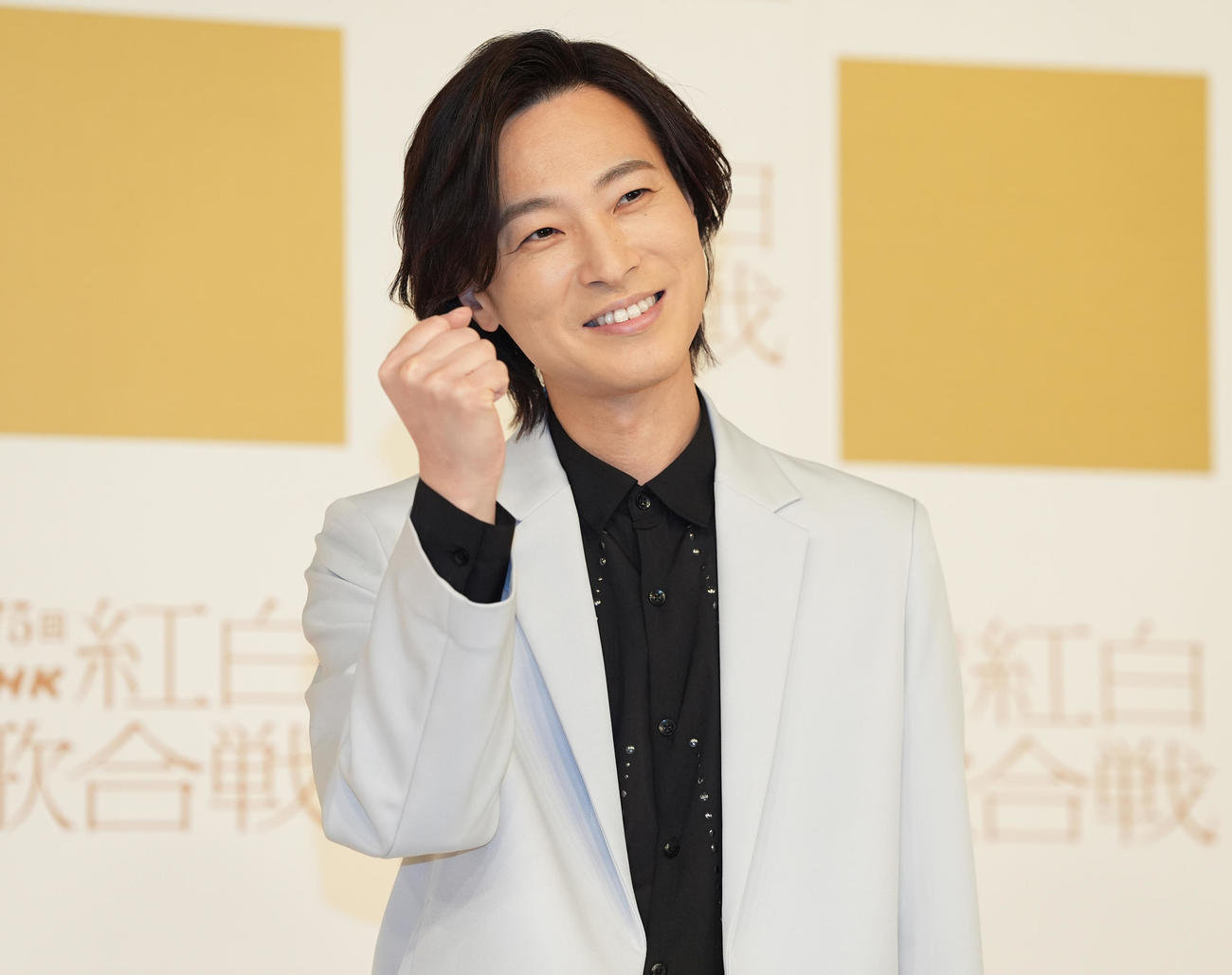 記念撮影に納まる山内惠介（撮影・鈴木みどり）