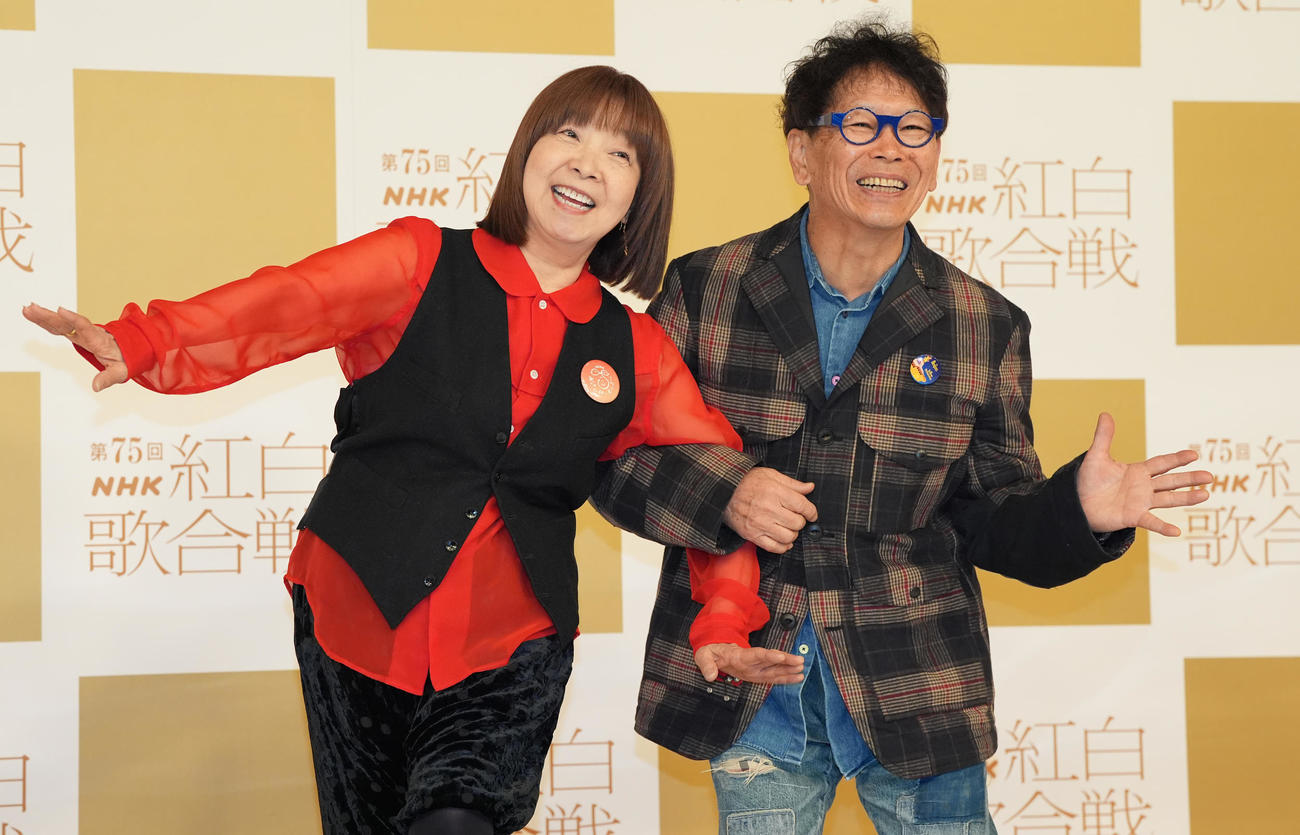 記念撮影に納まるイルカ（左）と南こうせつ（撮影・鈴木みどり）