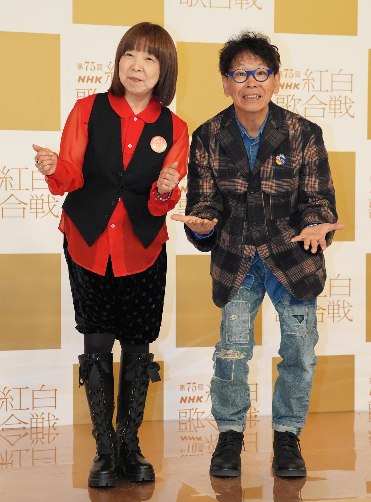 記念撮影に納まるイルカ（左）と南こうせつ（撮影・鈴木みどり）