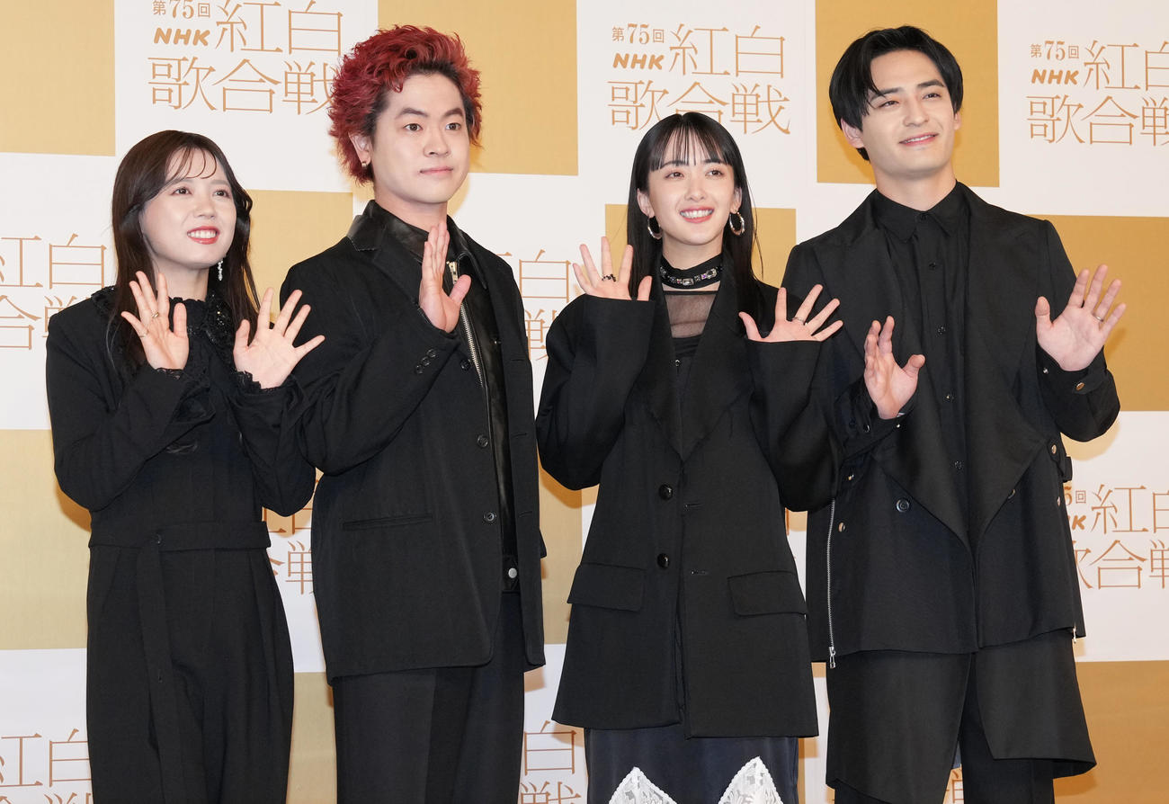 記念撮影に納まる緑黄色社会。左からpeppe、穴見真吾、長屋晴子、小林壱誓（撮影・鈴木みどり）