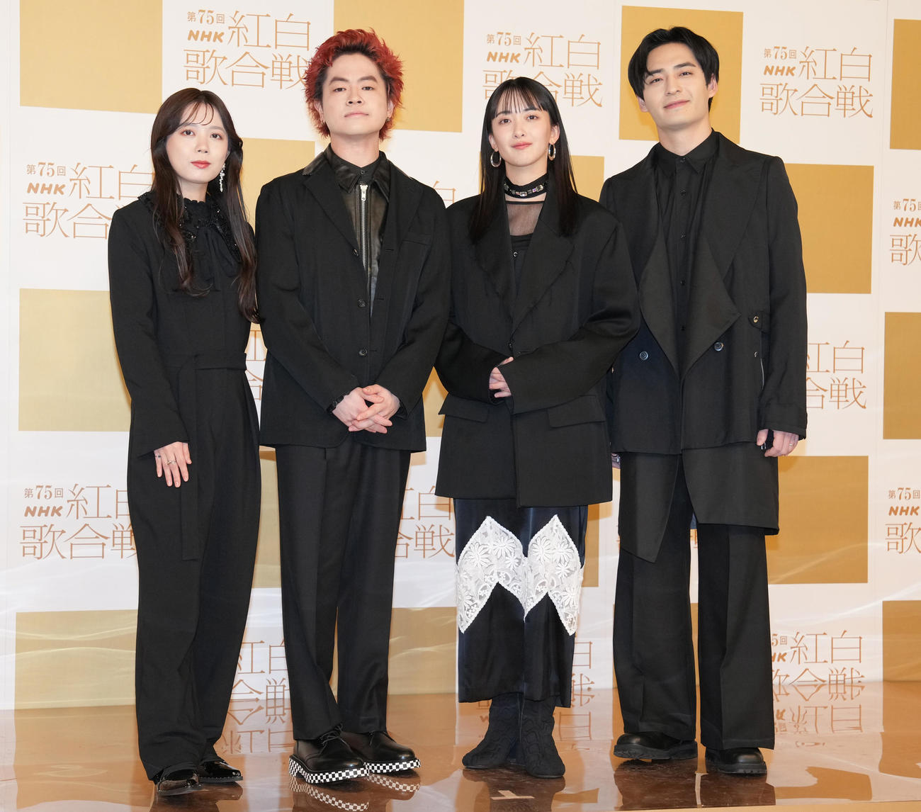 記念撮影に納まる緑黄色社会。左からpeppe、穴見真吾、長屋晴子、小林壱誓（撮影・鈴木みどり）