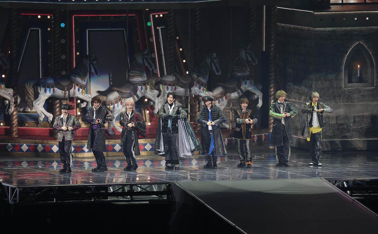 東京ドーム公演を盛り上げるHey！Say！JUMP。左から知念侑李、高木雄也、山田涼介、中島裕翔、伊野尾慧、有岡大貴、薮宏太、八乙女光（撮影・中島郁夫）