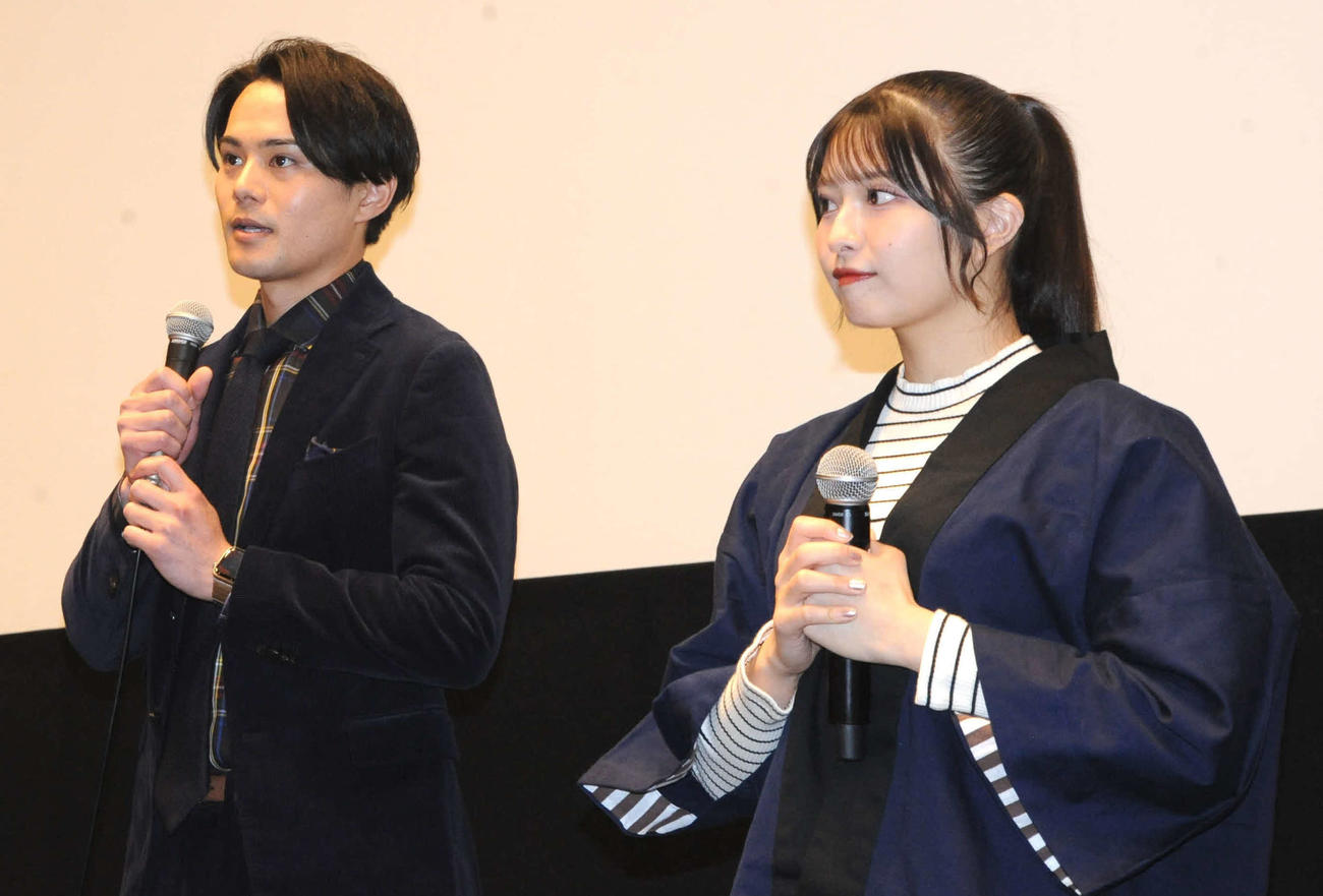 ふるさと映画祭で開催された映画「けっこい盆栽」の舞台あいさつに登壇した近藤雄介（左）。右はKLP48行天優莉奈（撮影・松尾幸之介）