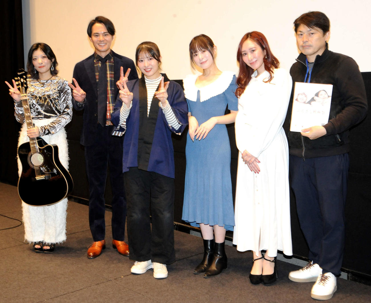 ふるさと映画祭で開催された映画「けっこい盆栽」の舞台あいさつに登壇した主演のKLP48行天優莉奈（左から3人目）、近藤雄介（同2人目）、尾崎明日香（同4人目）ら（撮影・松尾幸之介）