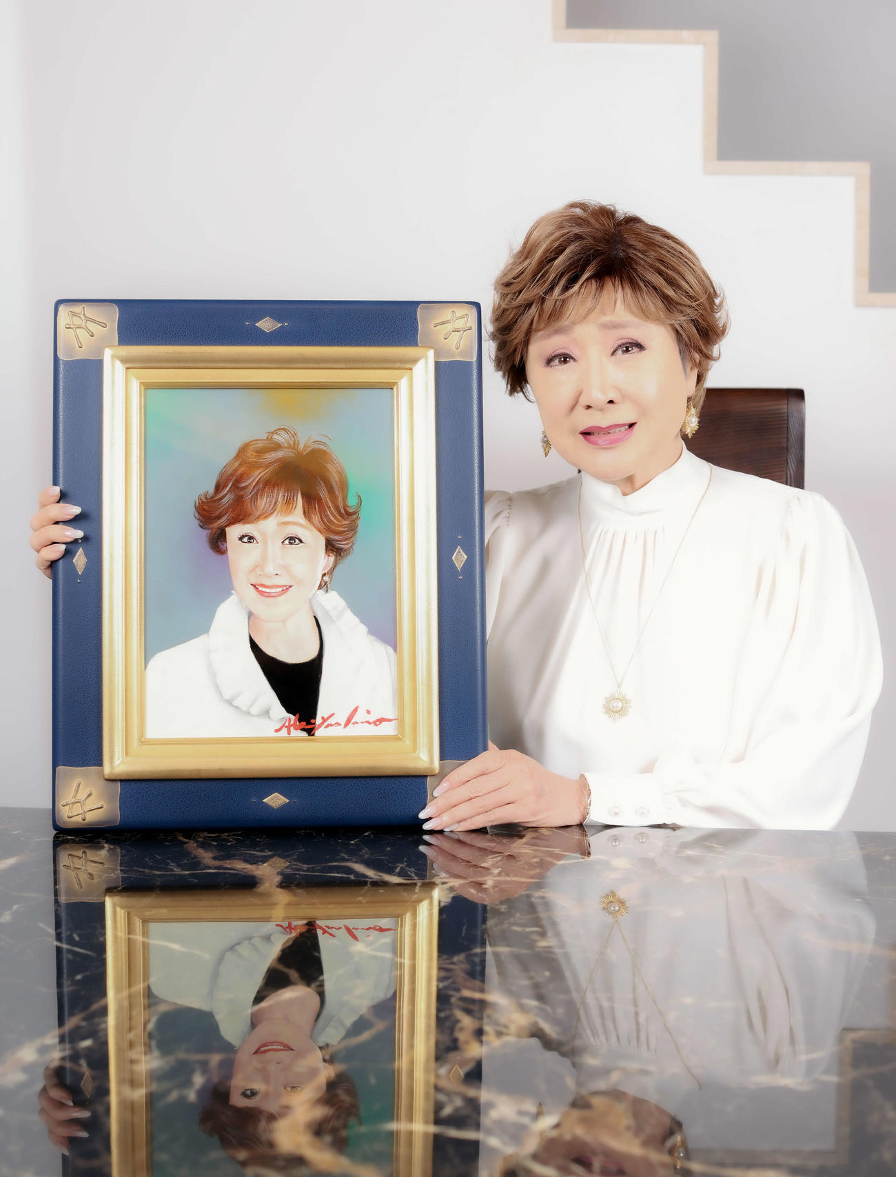 故八代亜紀さんに描いてもらった絵を手に写真に納まる小林幸子（撮影・河田真司）