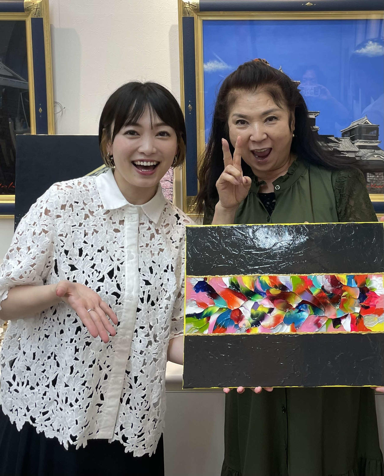 西田あい（左）の作品を自身の画廊に飾った八代亜紀さん