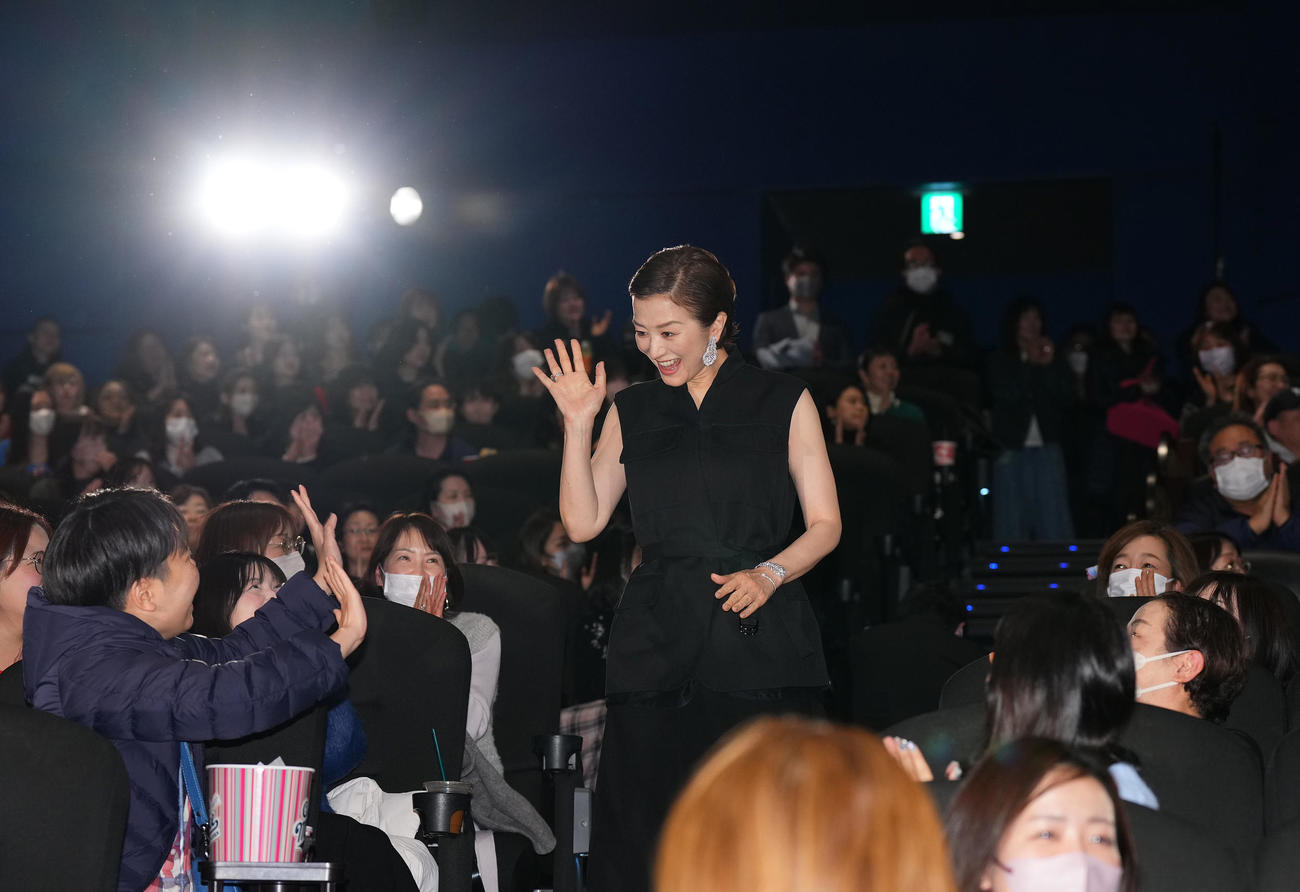 映画「グランメゾン・パリ」の初日舞台あいさつで登壇する鈴木京香（撮影・菅敏）
