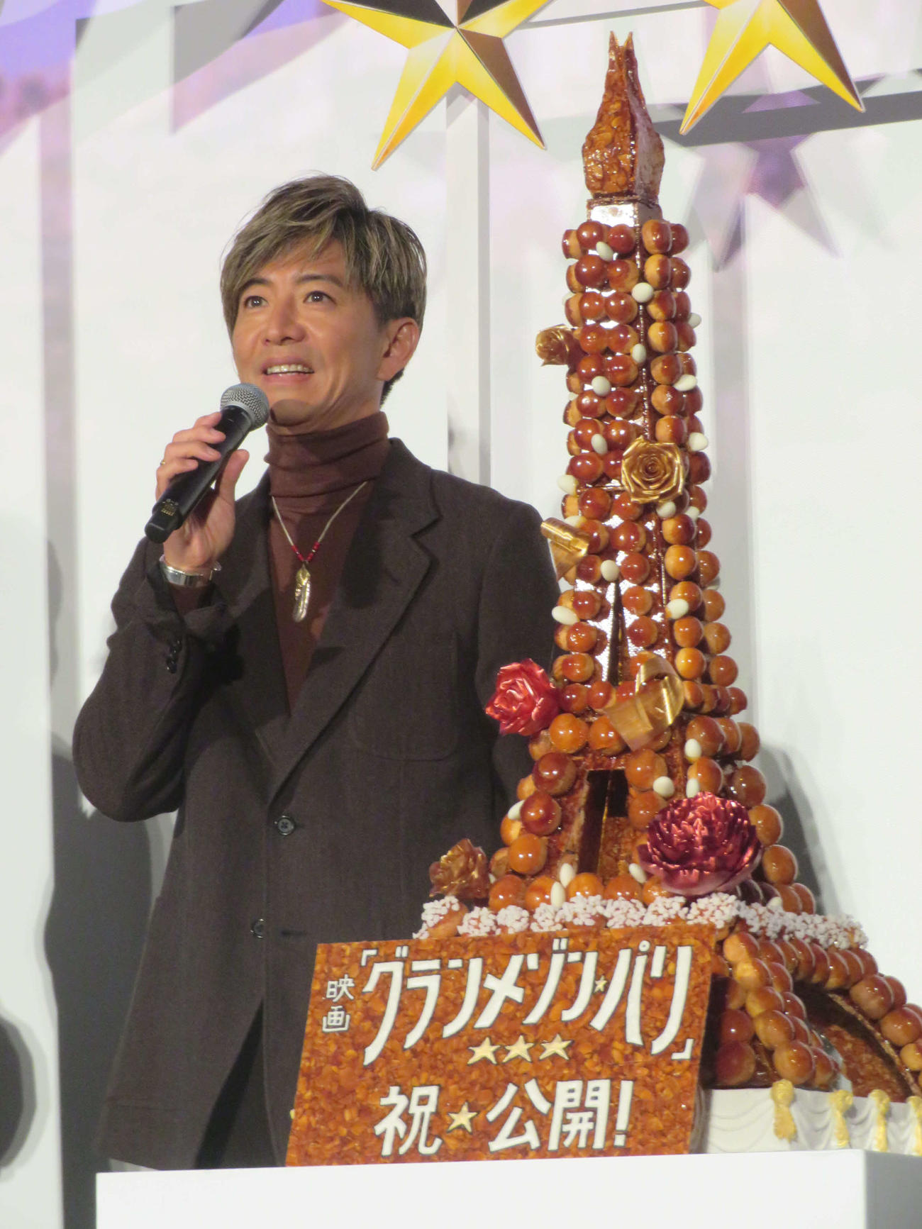 料理監修した小林圭シェフのお店からのエッフェル塔型ケーキと木村拓哉