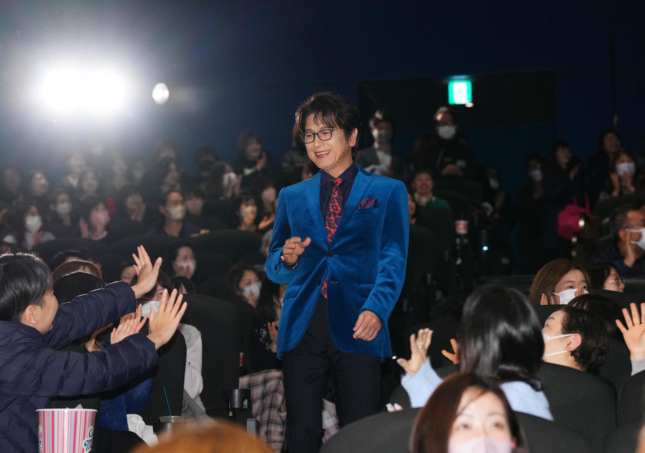 映画「グランメゾン・パリ」の初日舞台あいさつで登壇する及川光博（撮影・菅敏）