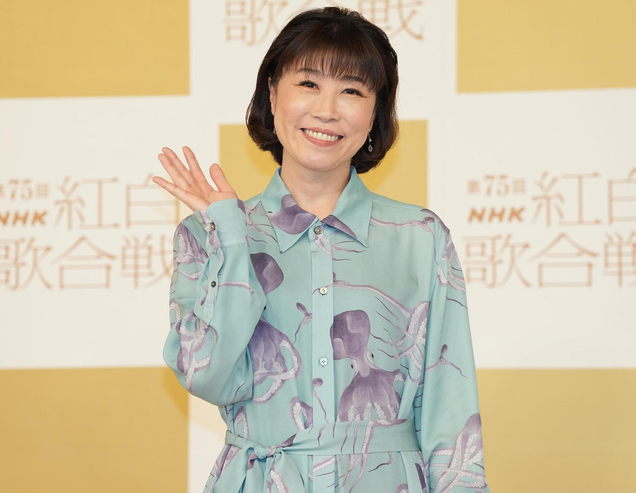 笑顔で写真に納まる水森かおり（撮影・鈴木みどり）