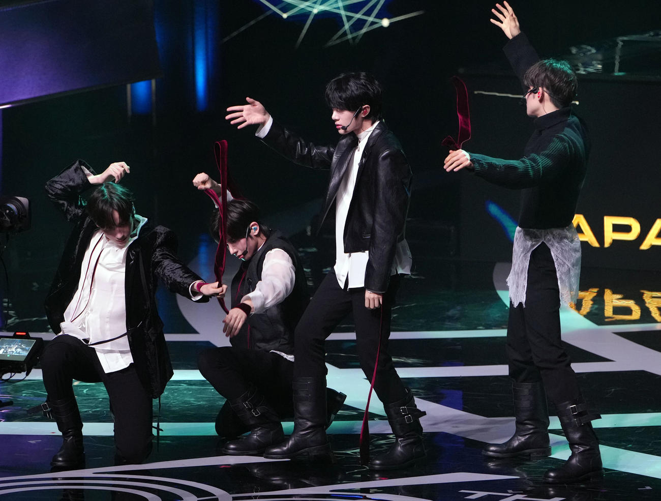 特別賞を受賞し、「ひとつの誓い　（We’ll Never Change）」を熱唱するTOMORROW X TOGETHER（撮影・足立雅史）