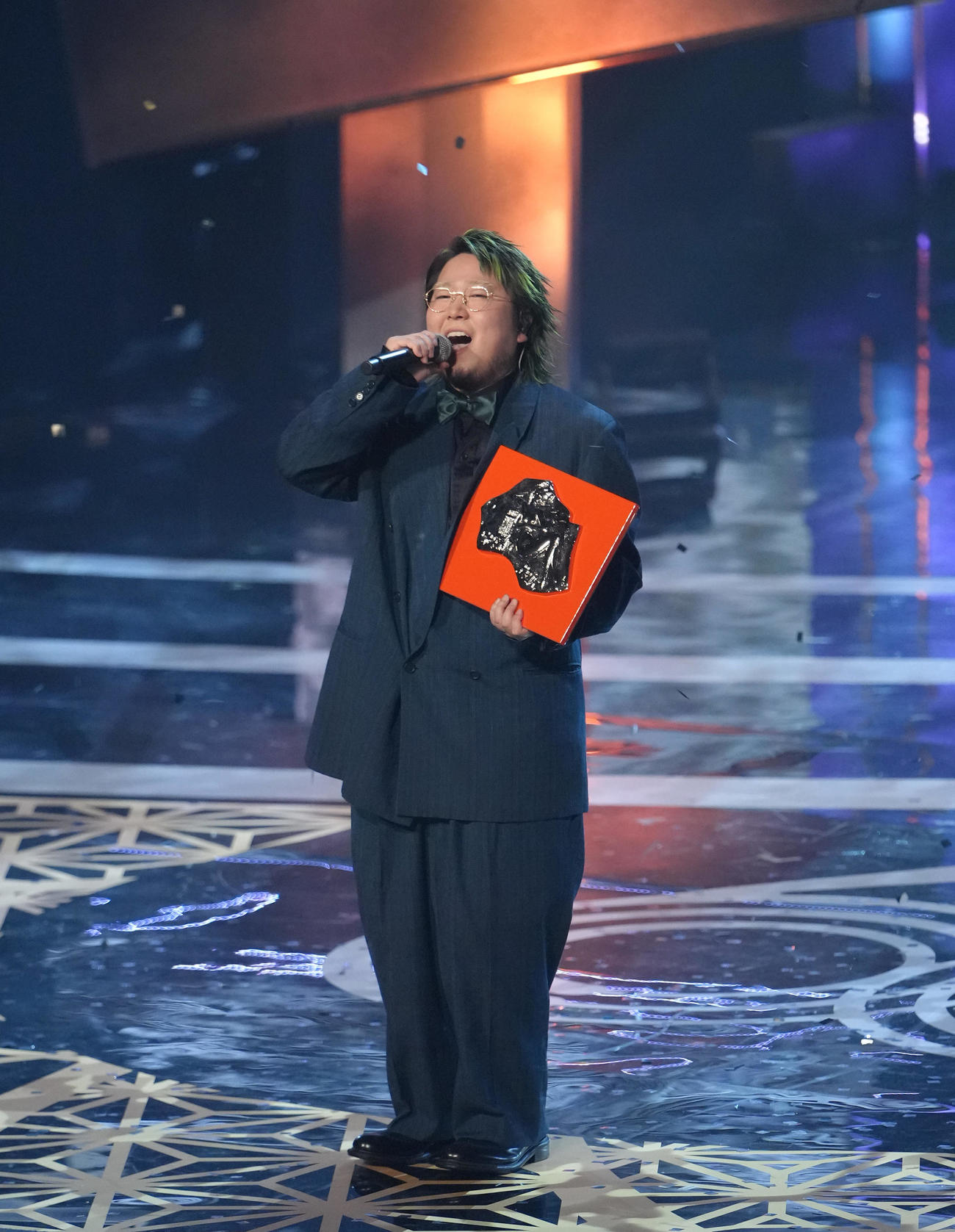 最優秀新人賞を受賞し、「はいよろこんで」を熱唱するこっちのけんと（撮影・足立雅史）