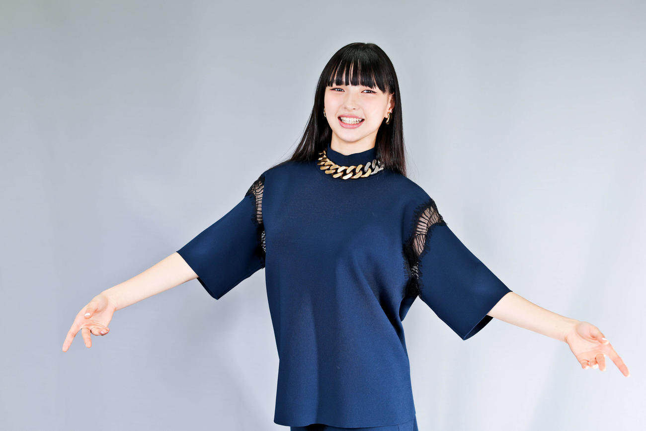 「ぼくのお日さま」で新人賞を受賞し、喜びを表現する中西希亜良（撮影・河田真司）