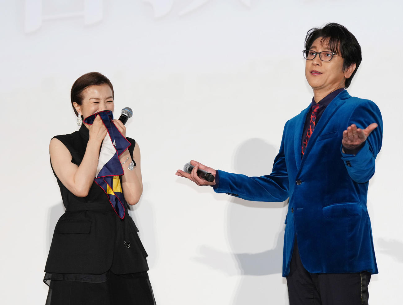 映画「グランメゾン・パリ」の初日舞台あいさつで感極まる鈴木京香は、沢村一樹から受け取った及川光博（右）のポケットチーフを手にする（撮影・菅敏）