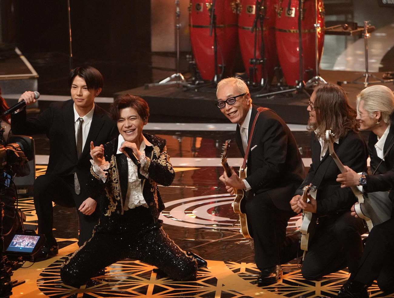 作曲賞で所ジョージ（右）の演奏で「全てあげよう」を熱唱する新浜レオン（撮影・足立雅史）