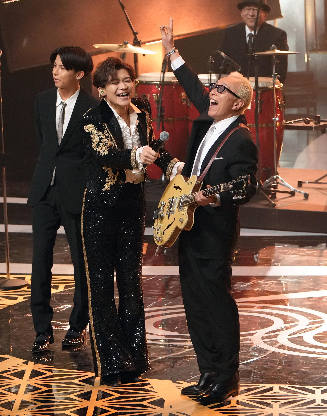 作曲賞で所ジョージ（右）の演奏で「全てあげよう」を熱唱する新浜レオン（撮影・足立雅史）
