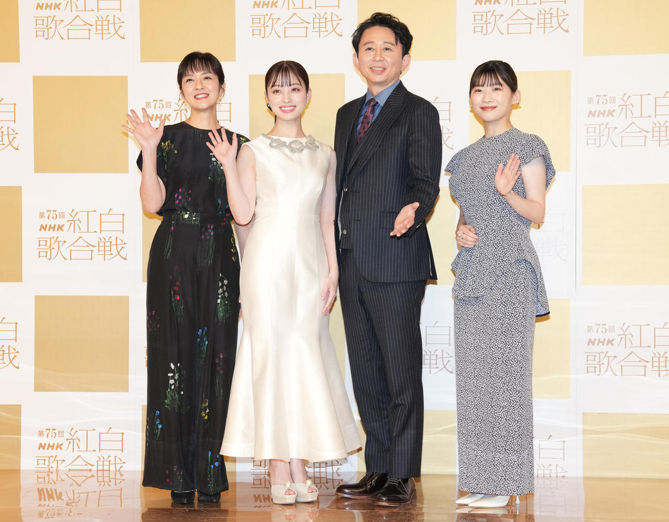 司会を務める、左からNHK鈴木奈穂子アナウンサー、橋本環奈、有吉弘行、伊藤沙莉は笑顔で写真に納まる（撮影・鈴木みどり）
