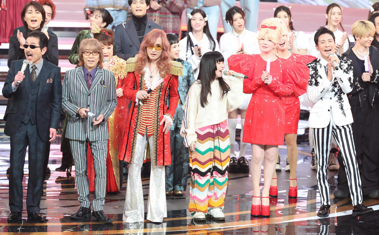 オープニングで歌う出演者たち。前列左からTHE ALFEEの桜井賢、坂崎幸之助、高見沢俊彦、aiko、椎名林檎、郷ひろみ（撮影・河田真司）