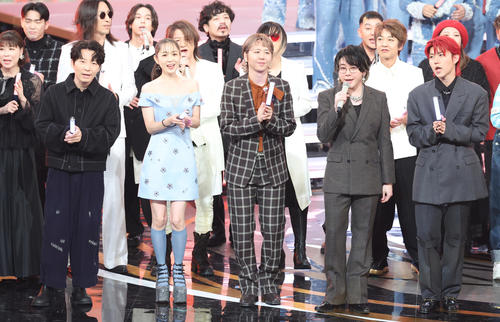 オープニングで歌う、前列左から星野源、西野カナ、Mrs．GREEN APPLE（撮影・河田真司）