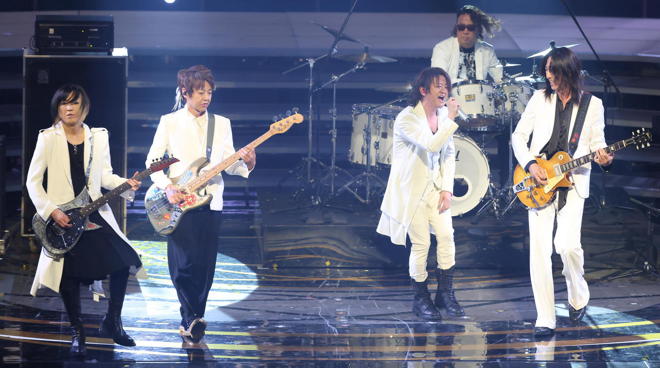 パフォーマンスするGLAY（撮影・河田真司）