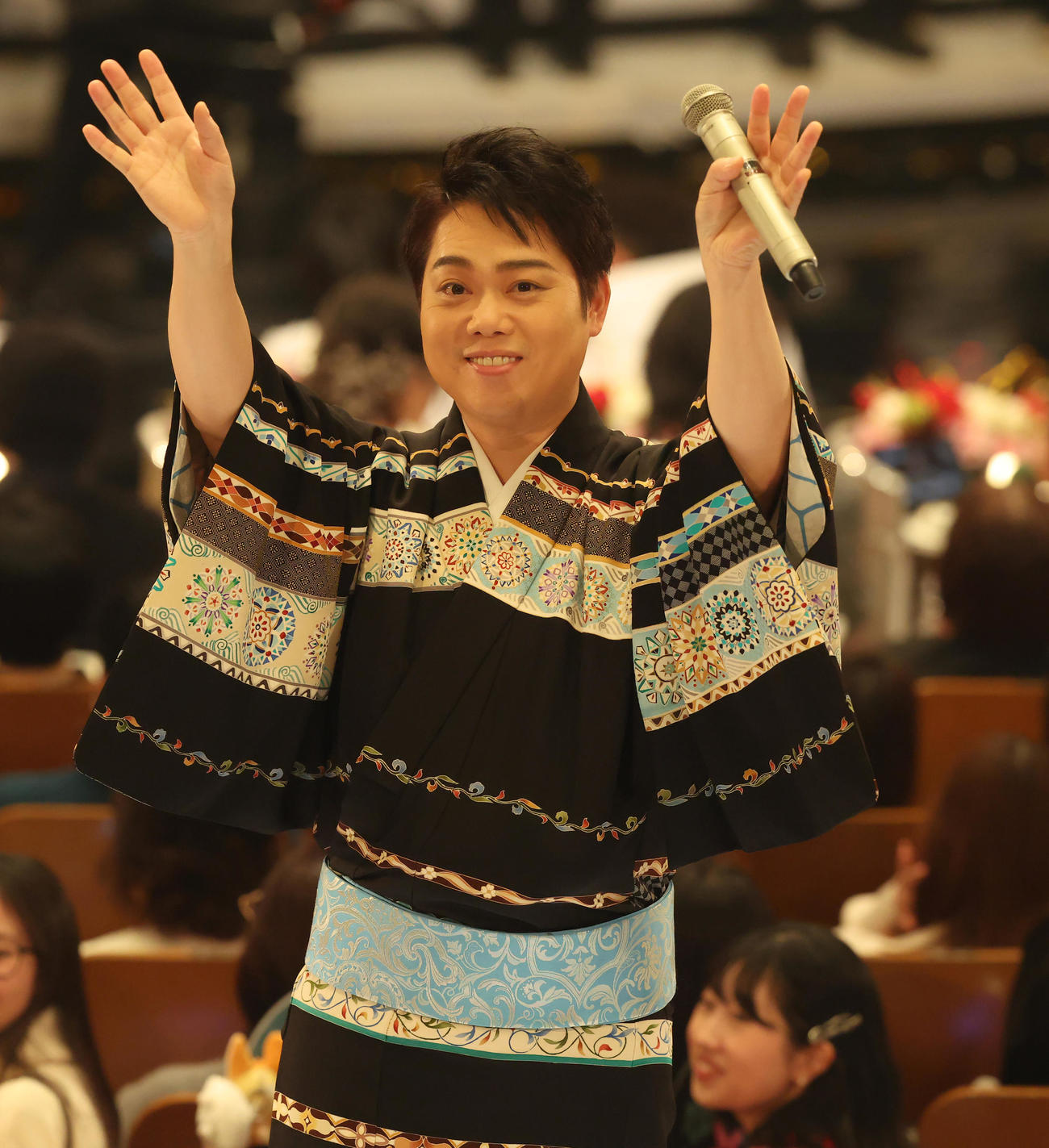 手を振る三山ひろし（撮影・河田真司）