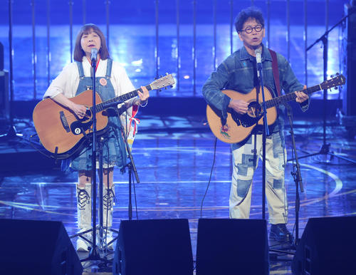 熱唱する南こうせつ（右）とイルカ（撮影・河田真司）