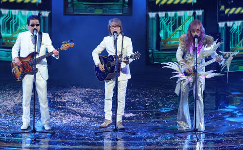 熱唱するTHE ALFEE。左から桜井賢、坂崎幸之助、高見沢俊彦（撮影・河田真司）