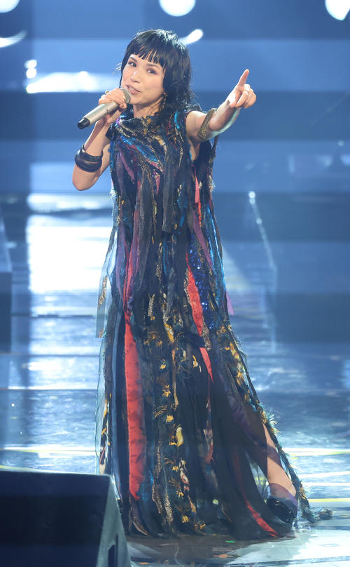 熱唱するSuperfly（撮影・河田真司）