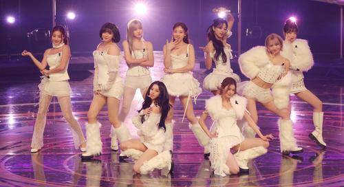 パフォーマンスするTWICE（撮影・河田真司）