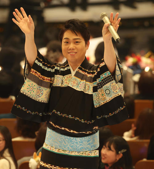 手を振る三山ひろし（撮影・河田真司）