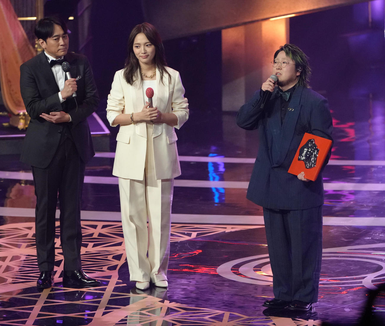 最優秀新人賞を受賞し、喜びのコメントを話すこっちのけんと（右）。左は司会の安住紳一郎アナウンサー、中央は川口春奈（撮影・足立雅史）