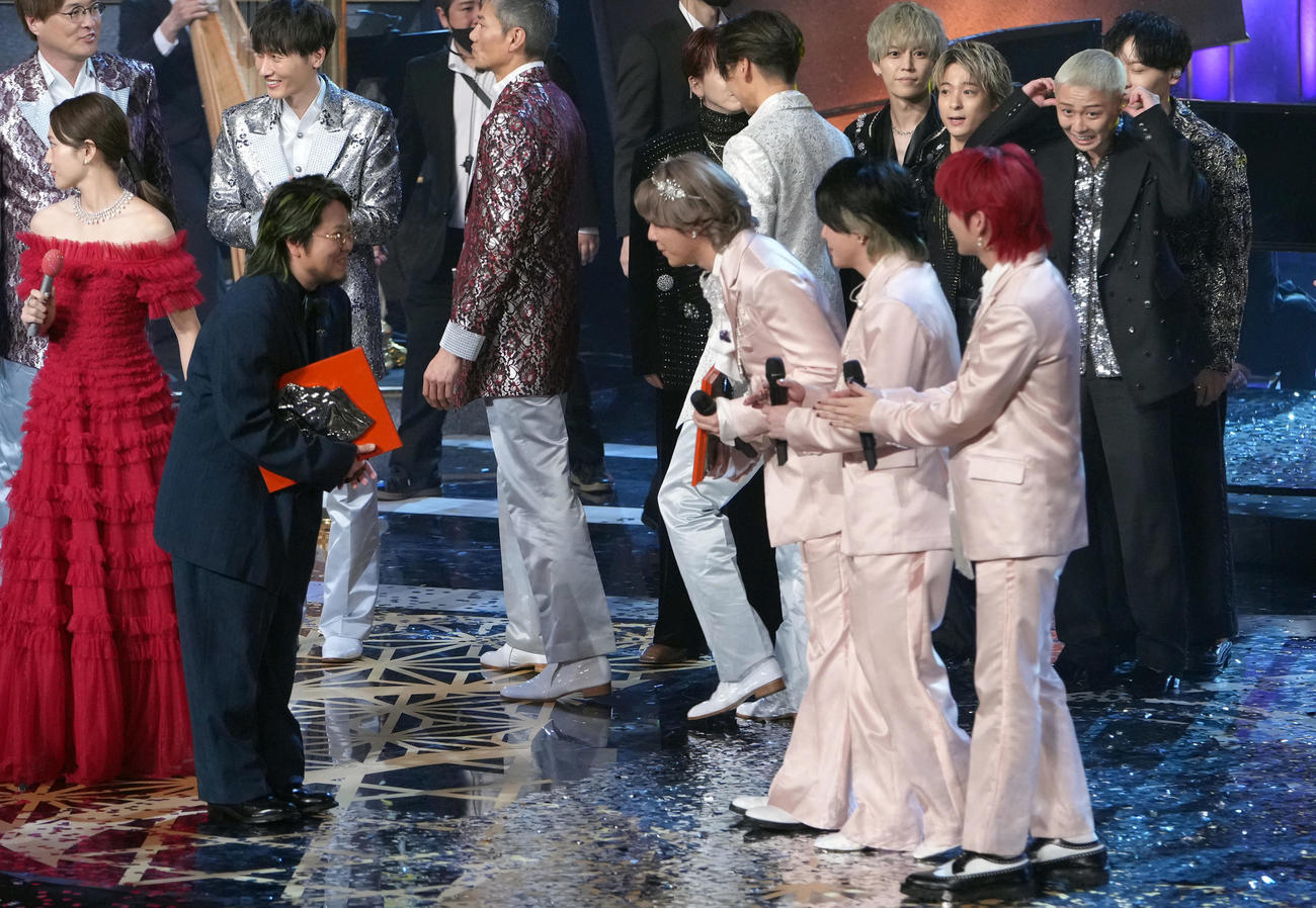 番組終了後、日本レコード大賞連覇のMrs．　GREEN APPLE（右側）にあいさつする最優秀新人賞のこっちのけんと（撮影・足立雅史）