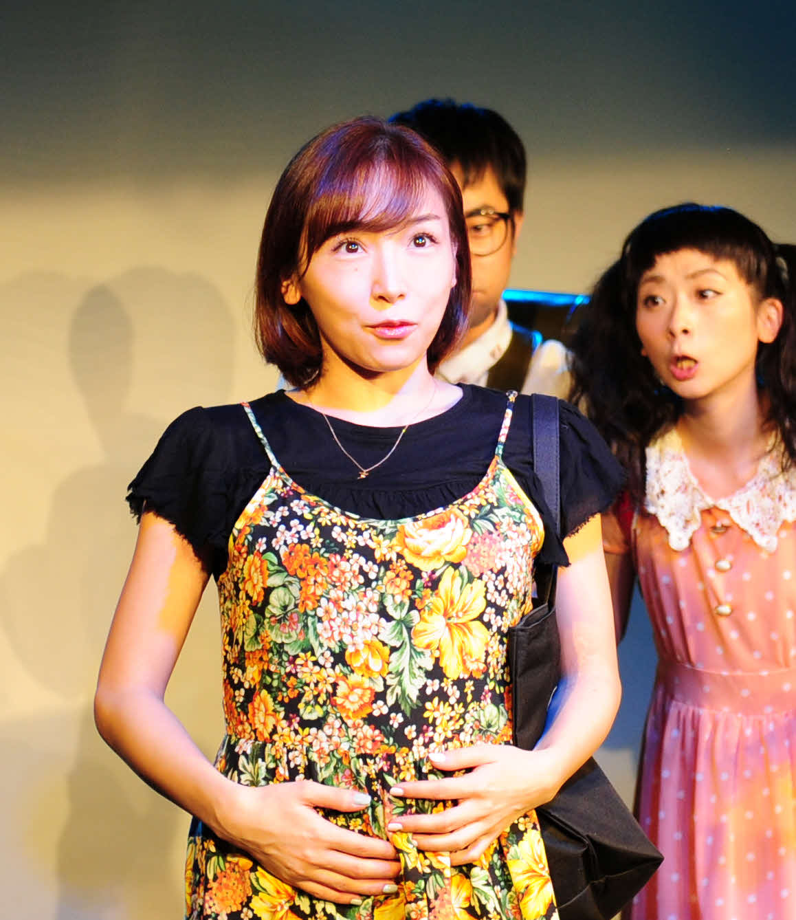 舞台「生涯毒身宣言」のゲネプロで熱演する加護亜依（2016年10月撮影）