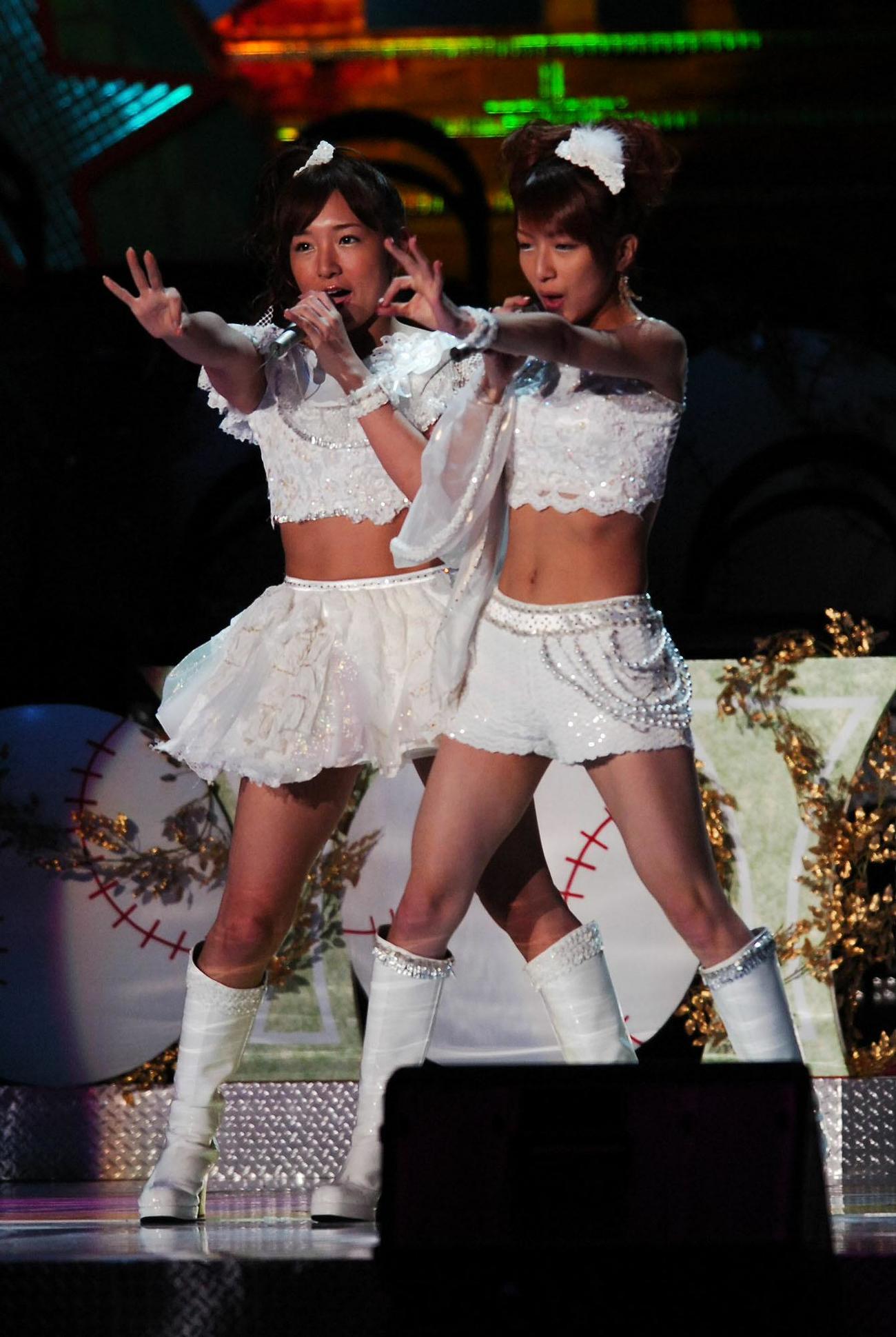 「Missラブ探偵」を披露する「W（ダブルユー）」の加護亜依（左）と辻希美（2005年12月撮影）