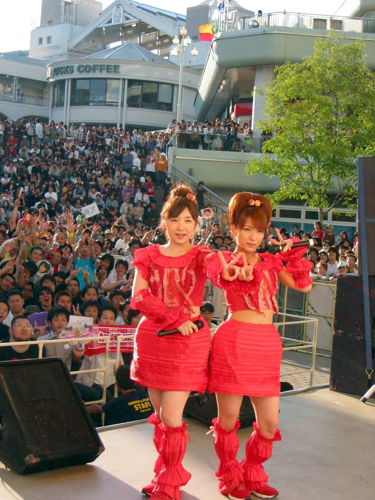 約3000人のファンの前で新曲披露イベントを行ったW（ダブルユー）の加護亜依（左）と辻希美（2005年5月撮影）