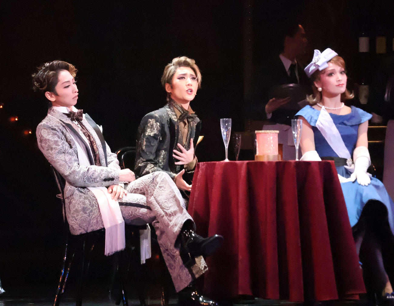ハリウッドを舞台にした芝居で、軽妙に主人公を演じた芹香斗亜（中央）と、親友のハリウッドスターにふんした桜木みなと（左端）。右はレイモンドのフィアンセ役の天彩峰里（撮影・村上久美子）