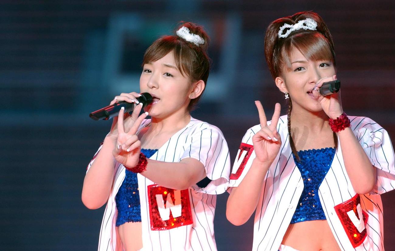 神宮外苑花火大会で熱唱するW（ダブルユー）の加護亜依（左）と辻希美（2004年8月撮影）