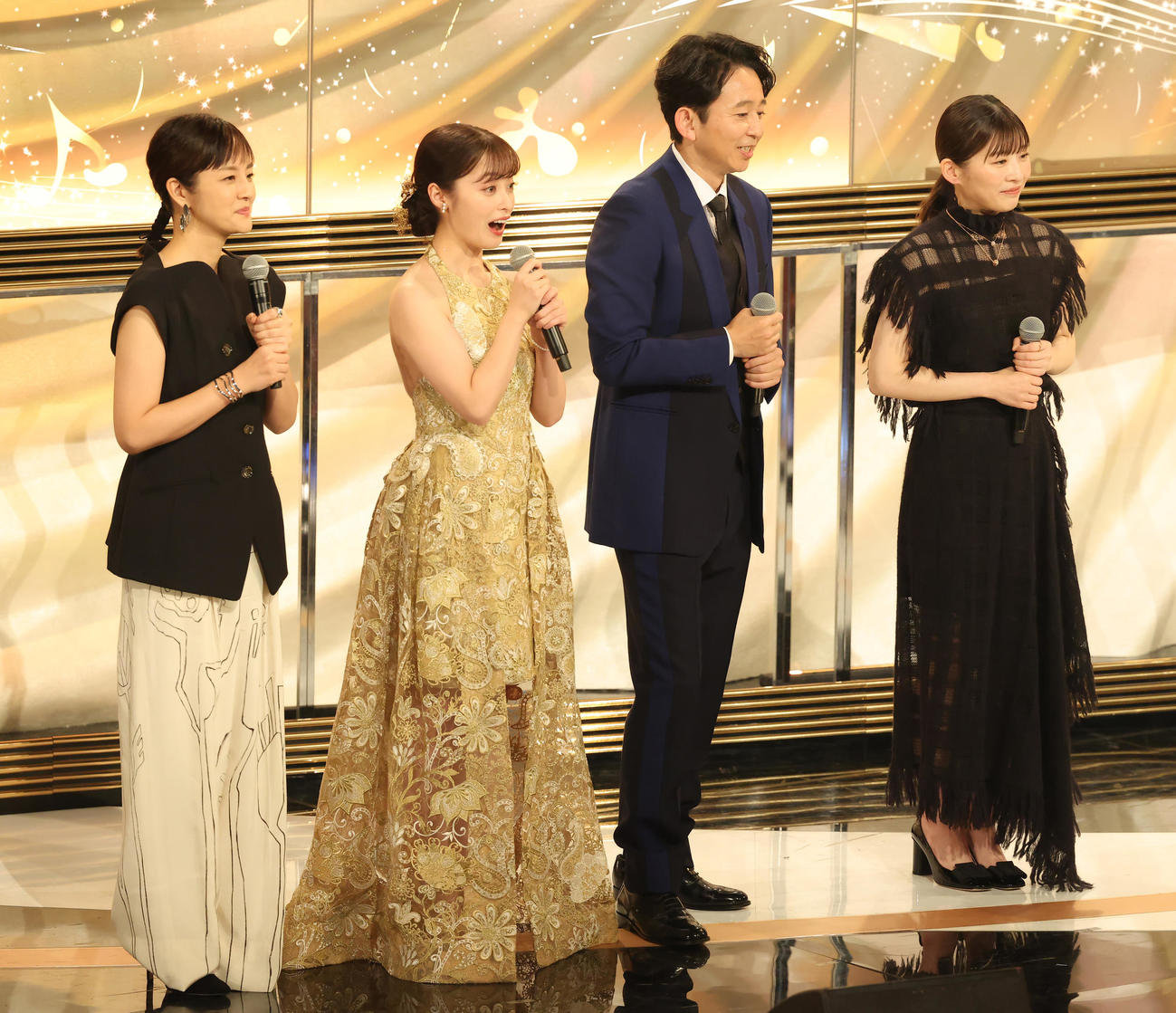 司会を務める、左からNHK鈴木奈穂子アナウンサー、橋本環奈、有吉弘行、伊藤沙莉（撮影・河田真司）