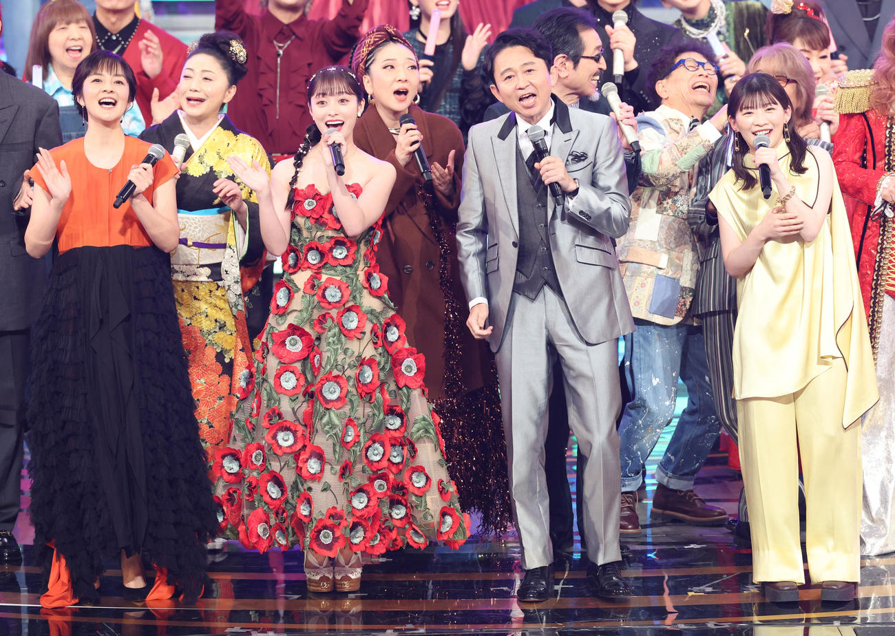 オープニングで歌う出演者たち。前列左からNHK鈴木奈穂子アナウンサー、橋本環奈、有吉弘行、伊藤沙莉（撮影・河田真司）