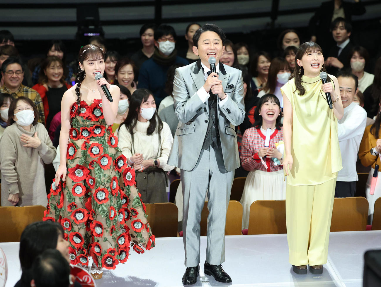 司会を務める、左から橋本環奈、有吉弘行、伊藤沙莉（撮影・河田真司）