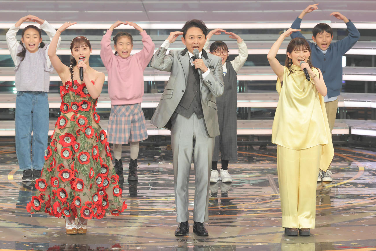 企画でパフォーマンスする、前列左から橋本環奈、有吉弘行、伊藤沙莉（撮影・河田真司）