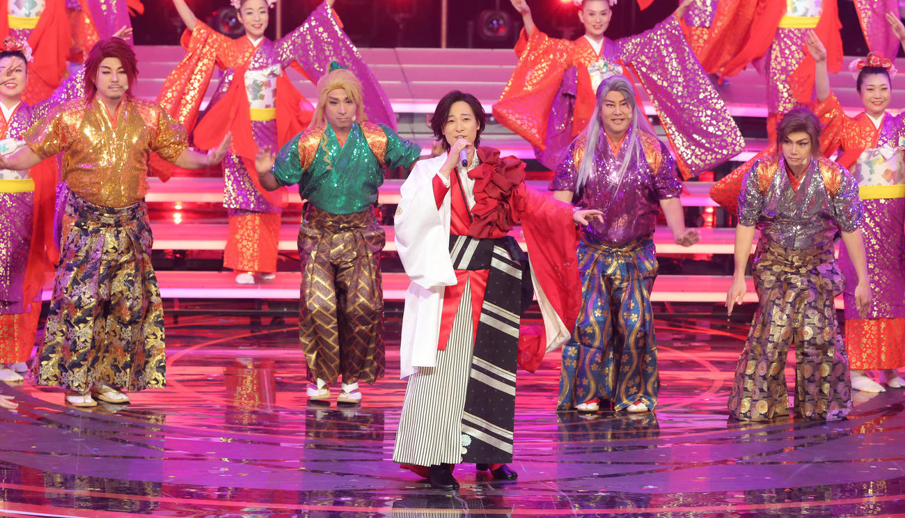 パフォーマンスする山内惠介（中央）（撮影・河田真司）