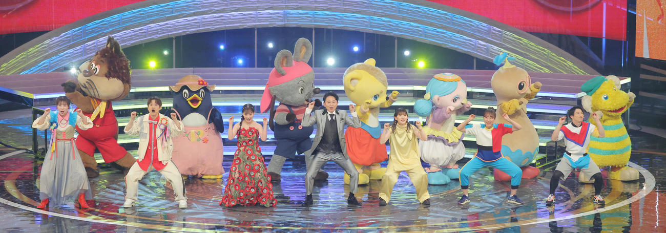 企画でパフォーマンスする、前列左から3人目から橋本環奈、有吉弘行、伊藤沙莉（撮影・河田真司）