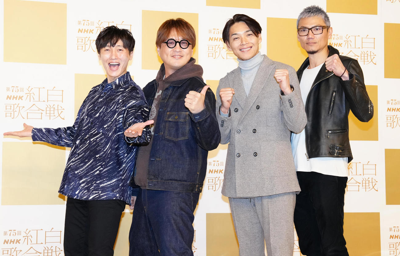 紅白歌合戦リハーサルで記念撮影に納まる純烈。左から後上翔太、酒井一圭、白川裕二郎、岩永洋昭（2024年12月29日撮影）