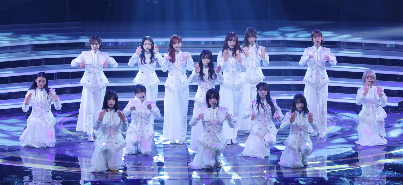 パフォーマンスする櫻坂46（撮影・河田真司）